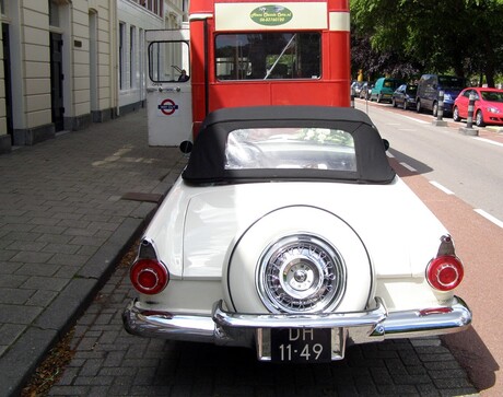 2 OLDTMERS IN DE STRAAT