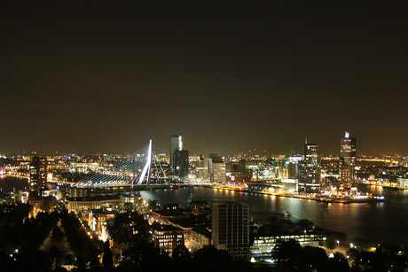 erasmusbrug bij nacht