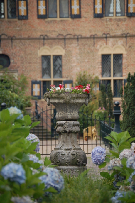 Bloembak bij het kasteel