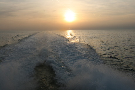 Zons ondergang vanaf de boot