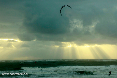 kite surfen bij ondergaande zon...