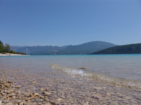 Kalm blauw meer.