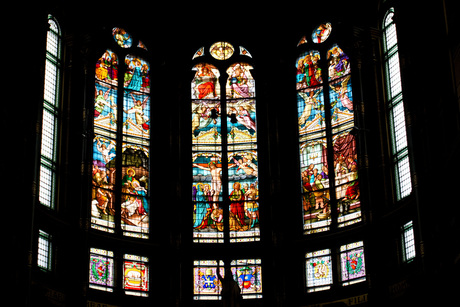 Glas-in-loodramen boven het hoogaltaar van de Basiliek van de H. Nicolaas