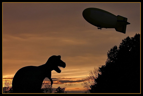 Dinosaurus bij zonsondergang