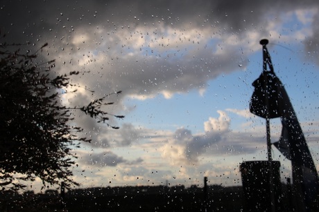 Van de regen in de drup