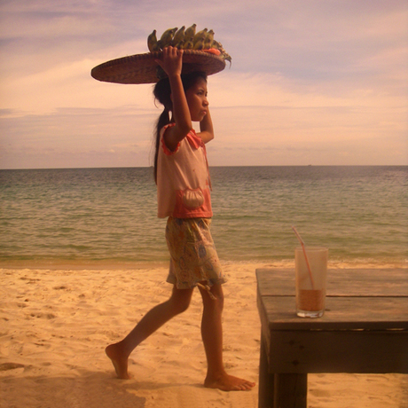 Jonge verkoopster op strand
