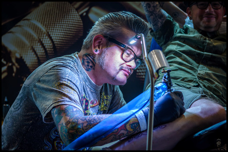 tattoo artiest aan het werk,.........