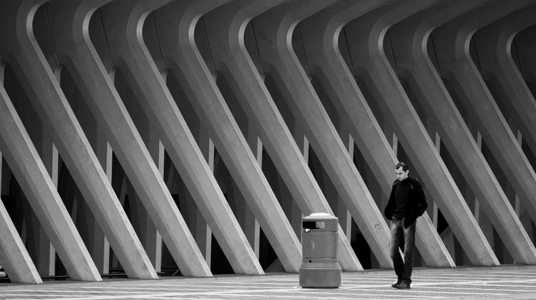 My absolute emptyness - Straatfotografie in station Luik Guillemins. - foto door botafriko op 13-01-2013 - deze foto bevat: man, lijnen, zwartwit, luik, somber, vuilnisbak, d90
