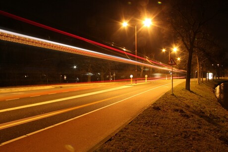 Rijdende stadsbus bij nacht
