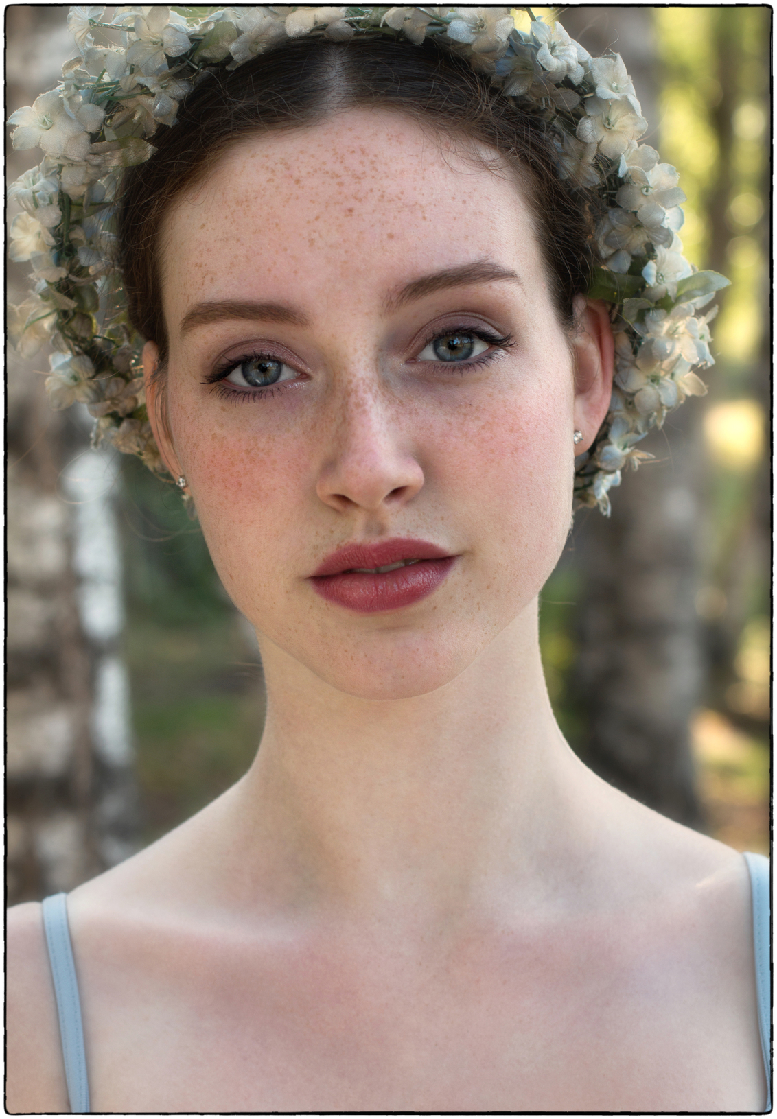 | a m a z i n g - f a c e | - - close-up uit de magische shoot met Ella-Joy van afgelopen zomer.. deze prachtige ballerina kon zelfs dansen met haar ogen en raakte mij met haar pu - foto door pietbruystens op 15-02-2021 - deze foto bevat: vrouw, licht, portret, model, liefde, tegenlicht, daglicht, ogen, haar, meisje, lief, beauty, emotie, glamour, schoonheid, closeup, angel, fotoshoot, ballerina, zomersproeten, 50mm, ginger, freckles