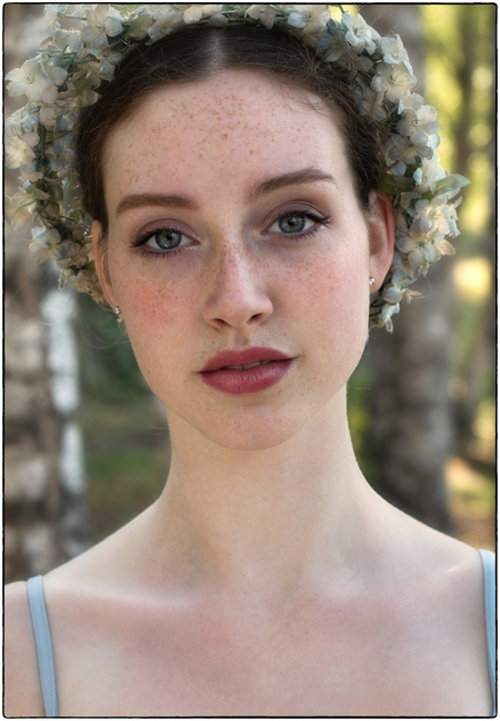 | a m a z i n g - f a c e | - - close-up uit de magische shoot met Ella-Joy van afgelopen zomer.. deze prachtige ballerina kon zelfs dansen met haar ogen en raakte mij met haar pu - foto door pietbruystens op 15-02-2021 - deze foto bevat: vrouw, licht, portret, model, liefde, tegenlicht, daglicht, ogen, haar, meisje, lief, beauty, emotie, glamour, schoonheid, closeup, angel, fotoshoot, ballerina, zomersproeten, 50mm, ginger, freckles