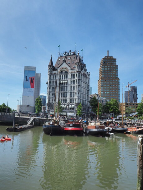 Rotterdam langs de havens.