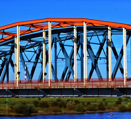 Spoor- en verkeersbrug