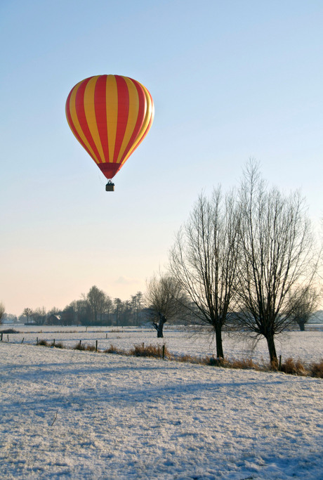 Luchtballon in de winter.