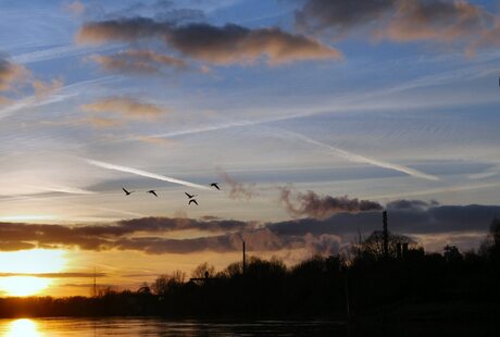 Ondergaande zon in vogelvlucht