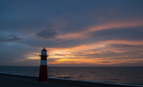 Zonsondergang Westkapelle met vuurtoren Noorderhoofd