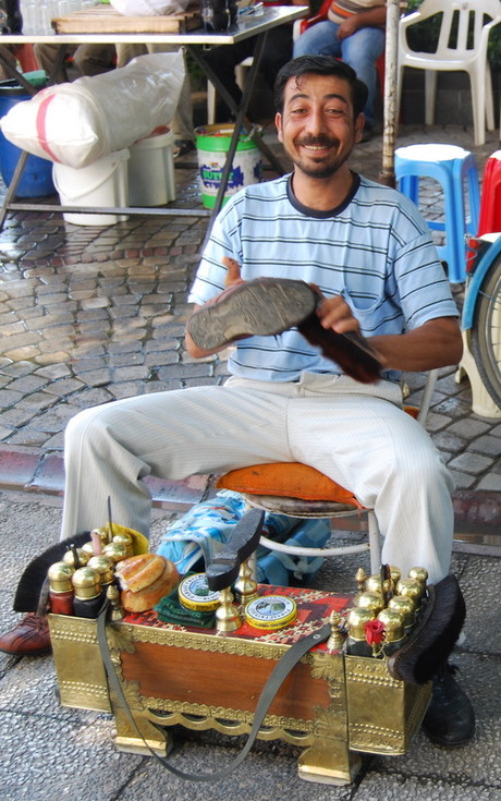 Smiling schoenpoetser