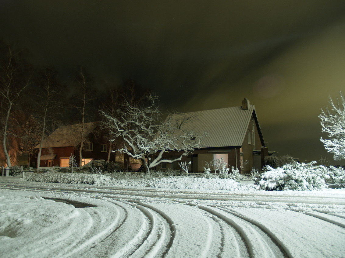 1E815AE147A996AF95BCEAFAC747D247-sneeuw-in-het-donker.jpg