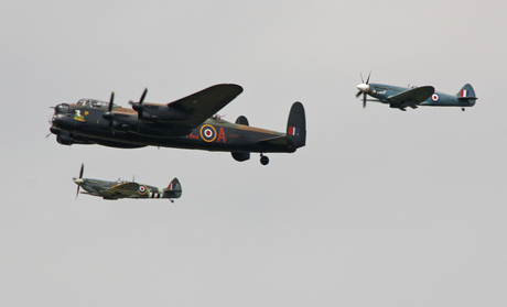 Lancaster escorted door Spitfires, links de Mark IX en rechts de Mark XIV