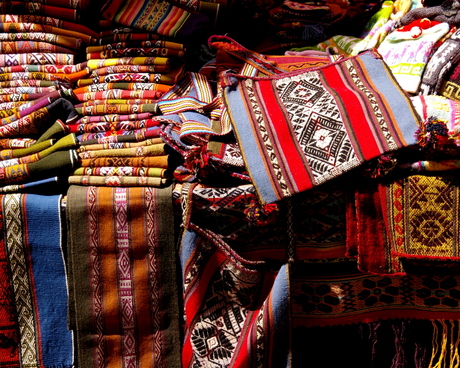 Peru: Pisac market textiles