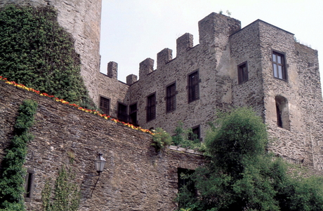 Zicht op de voorkant en zijkant van het woonhuis.
