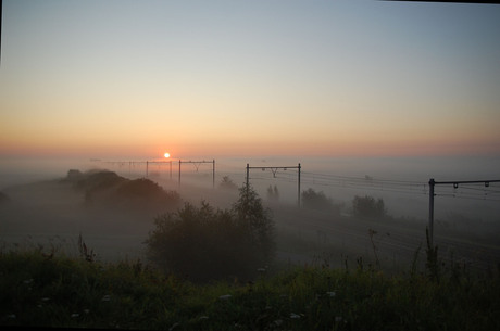 Mooie zonsopgang in nevelen gehuld