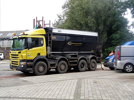 VRACHTWAGEN MET ASFALT
