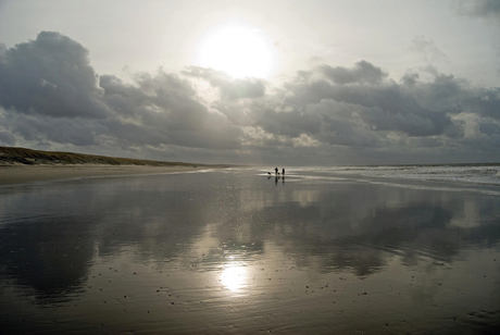 Decemberluchten op het strand