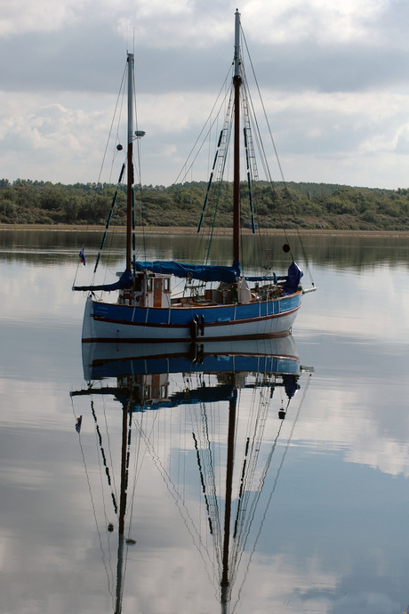 Boot in spiegelend water