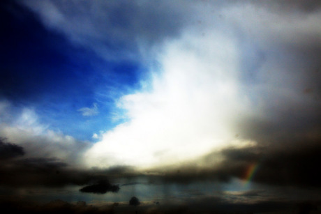 Wolken, regen en regenboog