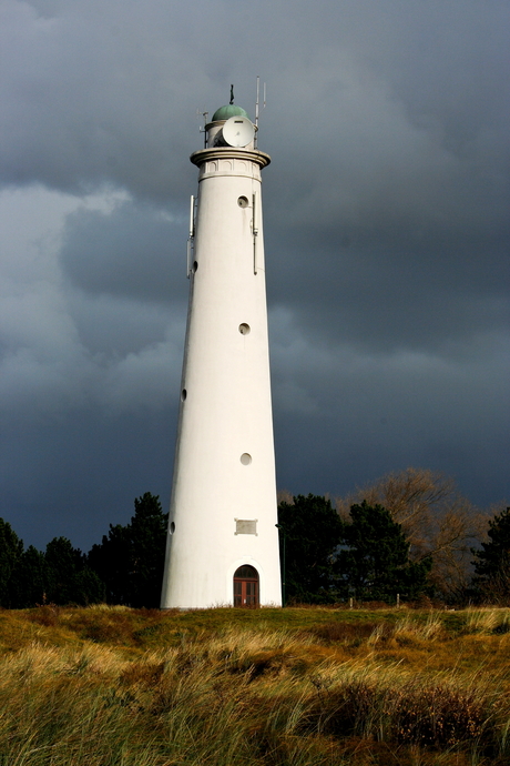 watertoren met dreigende wolken