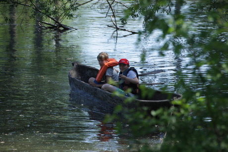 jongens in een kano
