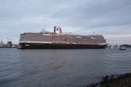 P1380898 HAL Koningsdam bij Vlaardingen 20mei 2016