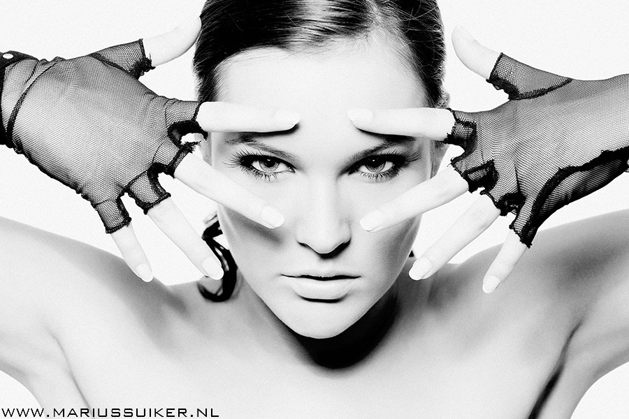 Not just a face in the crowd 2 - Nog een bewerking van een andere foto uit deze setting, ditmaal in zwart wit. - foto door mariussuiker op 01-05-2010 - deze foto bevat: handen, model, ogen, mooi, beauty