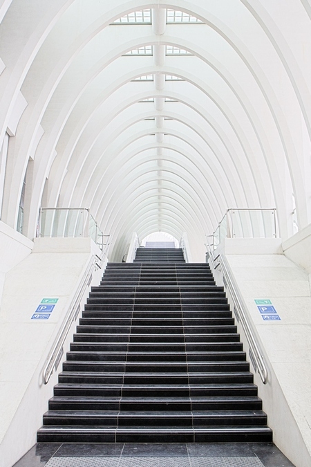 Repeating Pattern - Foto genomen in station Guillemins in Luik. - foto door fotojoel op 21-04-2013 - deze foto bevat: architectuur, herhaling, highkey, guillemins