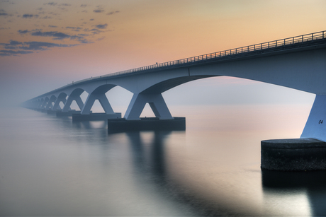 Zeelandbrug tijdens zonsopkomst