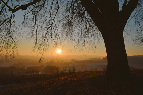 winterse zonsopgang in het heuvellandschap