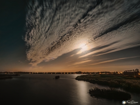 Maanlicht over het Winschoterdiep en Oldambtmeer.