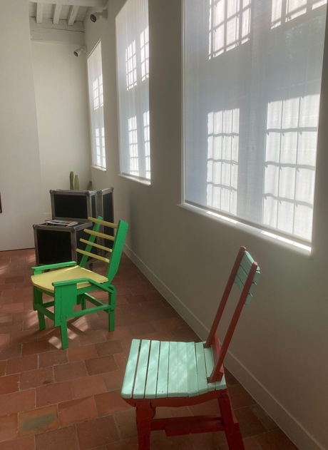 Stoelen aan het raam