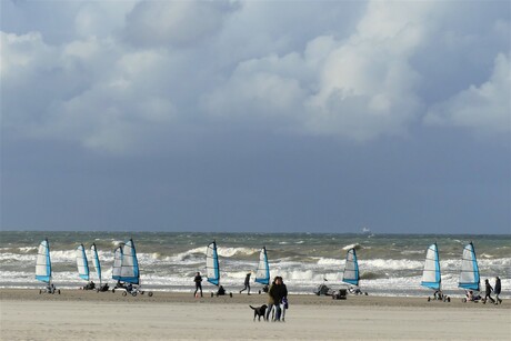 P1160413 H v Holland  Strandopgang  Rechtestr  10,5 windsurfers  tegen de branding 21 nov 2021 