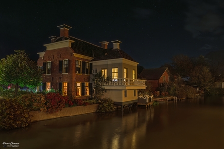 Licht en Reflectie: Onderdendam aan het Boterdiep bij Nacht.