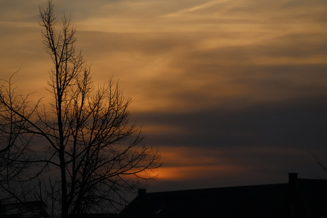 Oranje lichtpuntjes tijdens zonsopkomst
