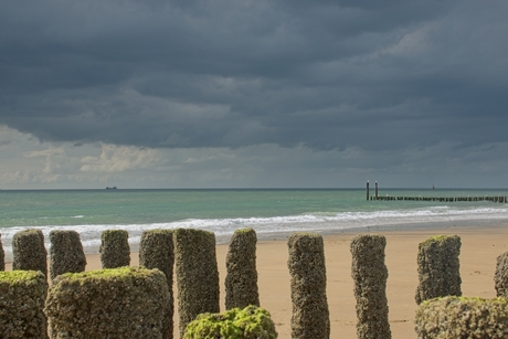 Strandpalen vlak voor de regen