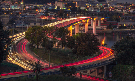 Vloeiende lichten op een brug in Porto, Portugal