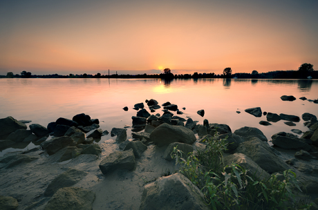 Zonsondergang aan de Maas