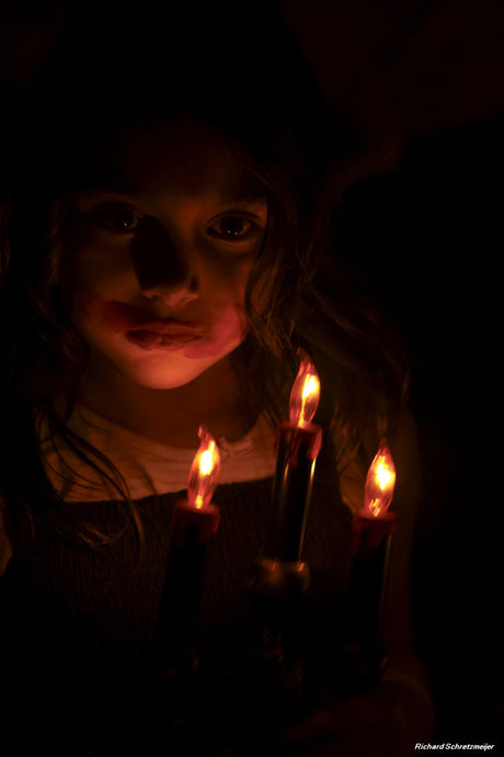 Lief meisje tijdens Halloween