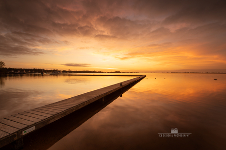 Steiger bij zonsondergang aan het Schildmeer in Steendam