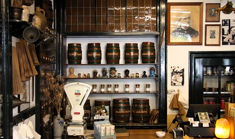 Binnen in de oude drogisterij 