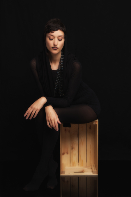 Tryouts part 1 with Dilan (model) - Kennismakingsshoot met fantastische model Dilan  - foto door R.M.F op 26-05-2024 - locatie: Westervoort, Nederland - deze foto bevat: reflection, godox ad200pro, canon, canon eos 80d, ef-s18-135mm f/3.5-5.6 is usm, iso 200, diafragma ƒ/6.3, sluitertijd 1/250s, brandpuntafstand 35mm, lessenaar, mouw, flitsfotografie, podium, blazer, evenement, hout, formele kleding, duisternis, modeontwerp