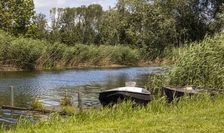 twee bootjes aan de waterkant